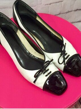 Vintage 1950s Women's Block Heels Size 7.5 Black White Patent Leather Bow Pumps